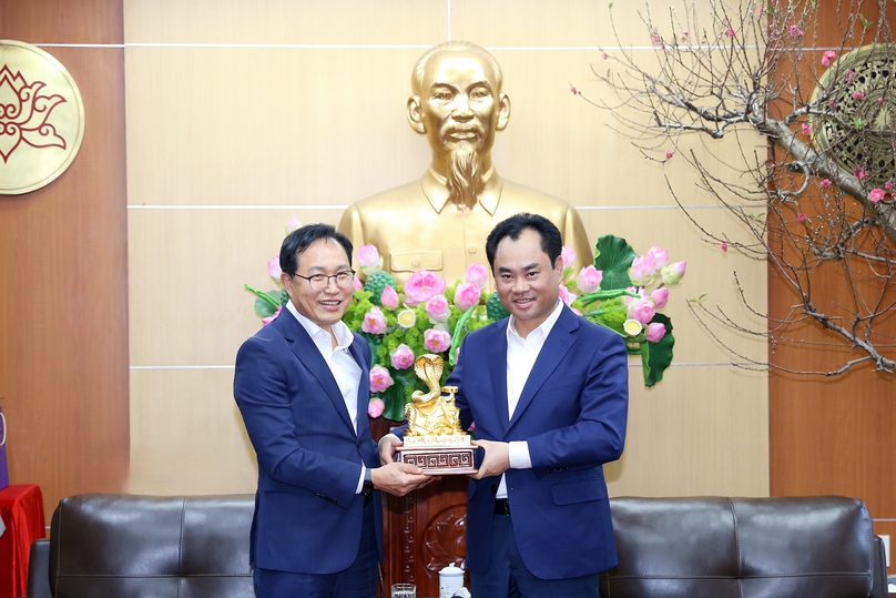 Samsung Vietnam CEO Choi Joo Ho (left) and Trinh Viet Hung, chief of Thai Nguyen province's Party Committee, at a meeting in the province, northern Vietnam, January 13, 2025. Photo courtesy of Thai Nguyen news portal.