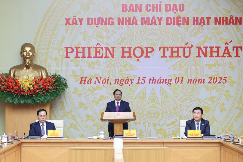 Prime Minister Pham Minh Chinh (center), Deputy Prime Minister-Minister of Foreign Affairs Bui Thanh Son (left), and Minister of Industry and Trade Nguyen Hong Dien at a meeting in Hanoi, January 15, 2025. Photo courtesy of the government's news portal.