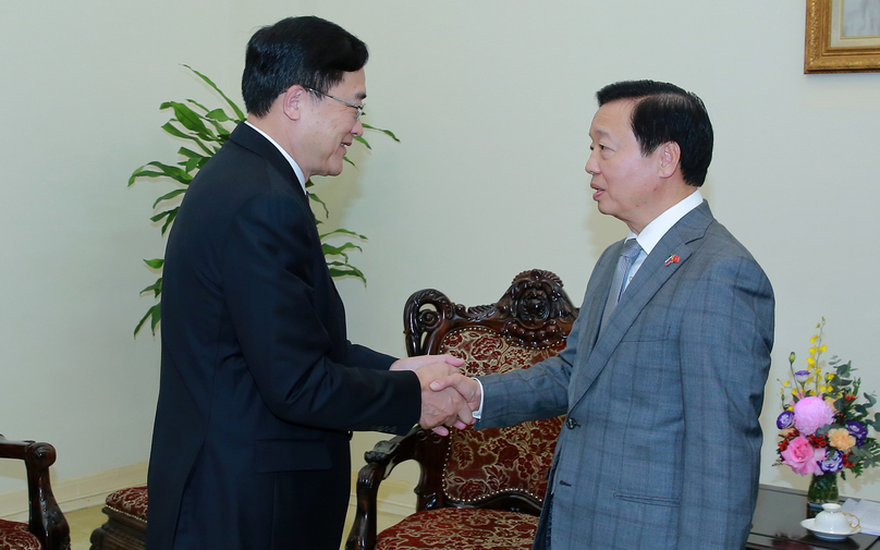 Tan Wangeng (left), deputy secretary of Comac, and Deputy Prime Minister Tran Hong Ha at a meeting in Hanoi on January 15, 2025. Photo courtesy of the government's news portal.