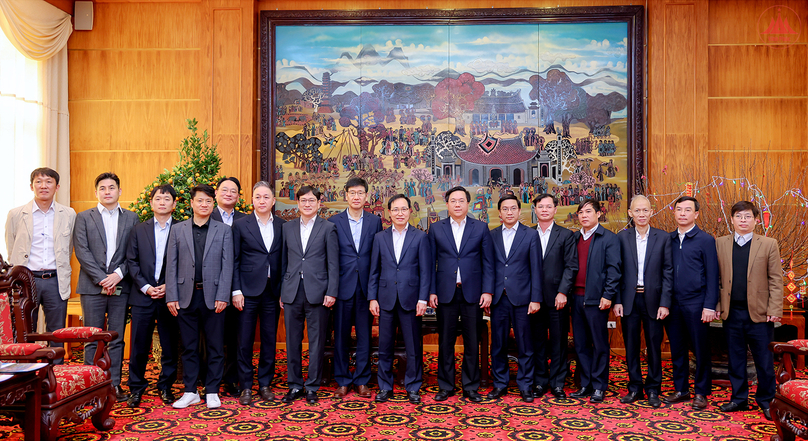 Vinh Phuc Chairman Tran Duy Dong (seventh, right), Samsung Vietnam CEO Choi Joo Ho (eighth, right), Samsung Vietnam deputy CEO Na Ki-hong (eight, left) at a meeting in Vinh Phuc province, northern Vietnam, January 16, 2025. Photo courtesy of Vinh Phuc newspaper.