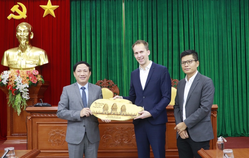 Binh Dinh Chairman Pham Anh Tuan (left), wpd managing director and general manager Asia Hans-Christoph Brumberg (center) at a meeting in Binh Dinh province, south-central Vietnam, January 16, 2025. Photo courtesy of Binh Dinh news portal.