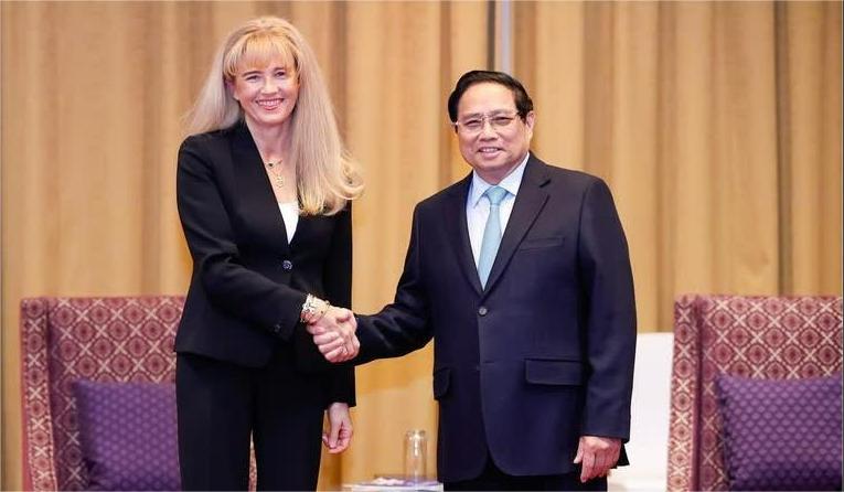 Vietnamese Prime Minister Pham Minh Chinh (right) and Malgorzata Adamkiewicz, president of Adamed Pharma's supervisory board, at their meeting in Warsaw on January 17, 2025. Photo courtesy of the Vietnamese government's news portal.