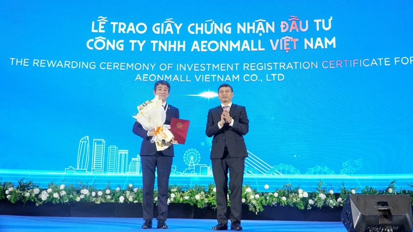 Le Trung Chinh (right), Chairman of Danang People's Committee, gives an investment registration certificate to Aeon Mall Vietnam's representative on January 17, 2025. Photo by The Investor/Thanh Van.