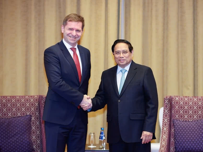 Vietnamese Prime Minister Pham Minh Chinh (right) and Michal Fijol, acting president of LOT Airlines at their meeting in Warsaw on January 17, 2025. Photo courtesy of the Vietnamese government's news portal.