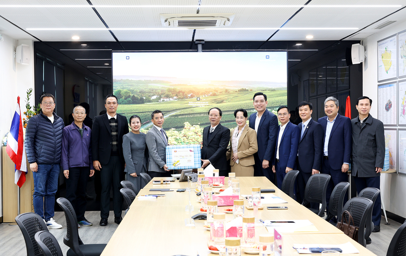 Nghe An Vice Chairman Bui Thanh An (holding box, right) at a meeting with WHA in Nghe An province, central Vietnam, January 17, 2025. Photo courtesy of Nghe An news portal.