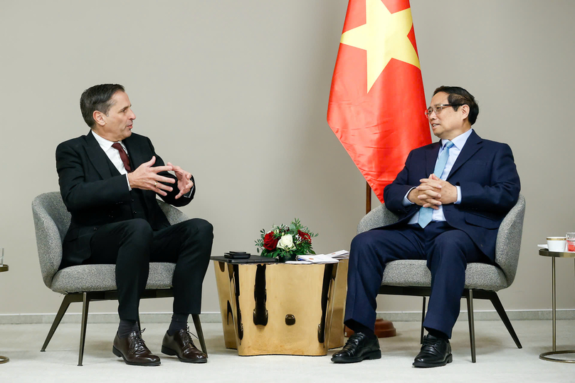 Vietnamese Prime Minister Pham Minh Chinh (right) talks with chairman of Czech auto maker Skoda Auto in Praha on January 19, 2025. Photo courtesy of the Vietnamese government's news portal.