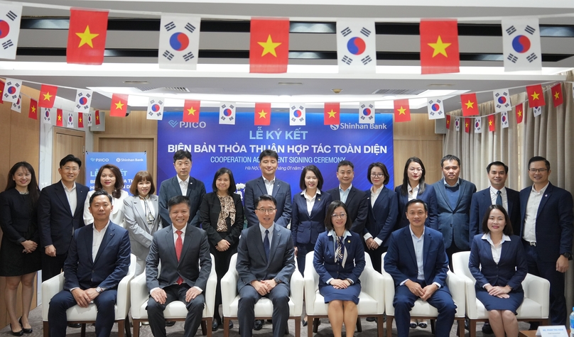 Leaders of Shinhan Bank and PJICO at the singing ceremony in Hanoi on January 17, 2025. Photo courtesy of the bank.