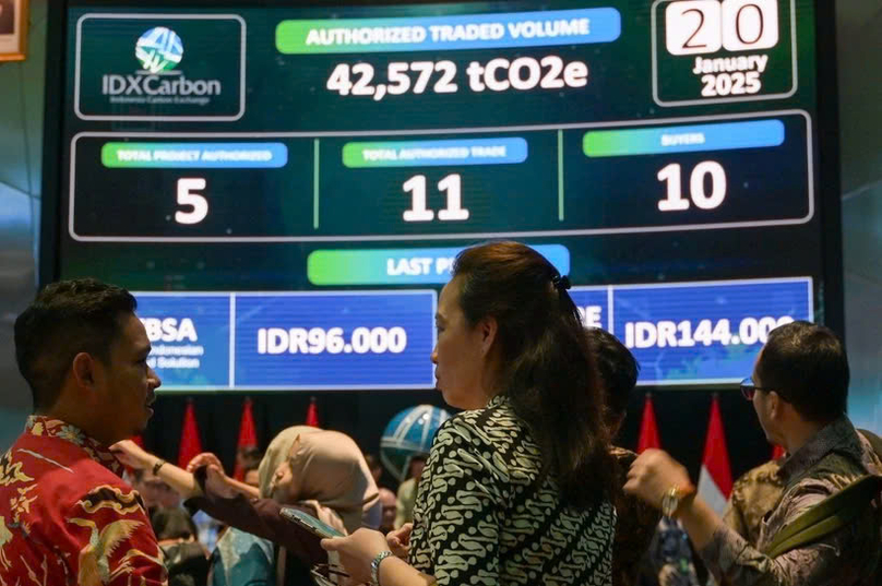 People watch carbon trading activity on a digital screen at the Indonesian stock exchange building in Jakarta on January 20, 2025. Photo courtesy of AFP/VNA.