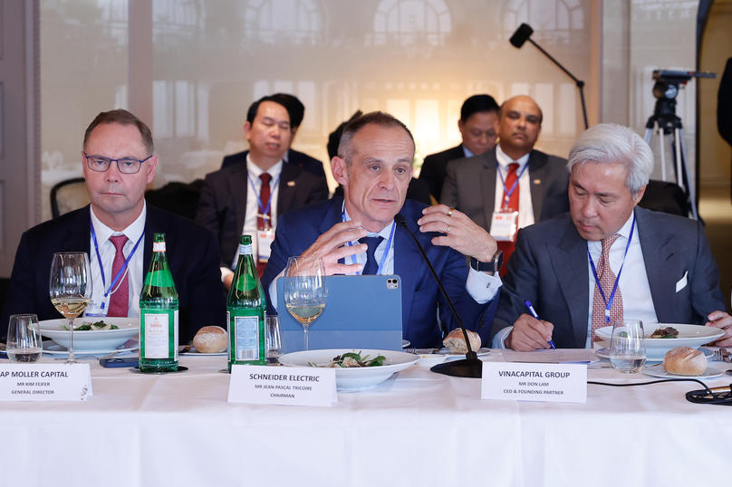 Jean-Pascal Tricoire (front, middle), chairman of Schneider Electric, speaks at a forum on the sidelines of the World Economic Forum (WEF) in Davos on January 21, 2024. Photo courtesy of the Vietnamese government's news portal.