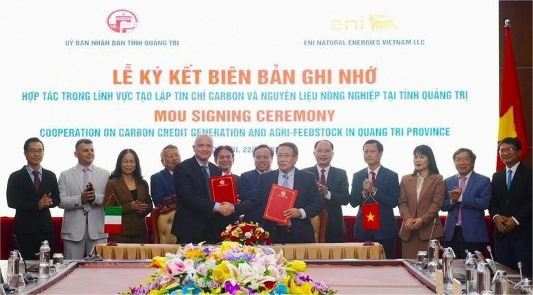 Quang Tri's acting Chairman Ha Sy Dong (front, right) and Giacomo Spadini (front, left), CEO of ENI Vietnam, at a signing ceremony in Quang Tri province, central Vietnam, January 22, 2025. Photo courtesy of Quang Tri news portal.