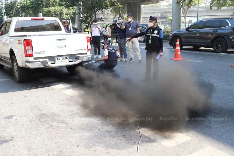 Officers measure emissions from a pickup truck at a checkpoint set up in front of Chatuchak Park on Phahon Yothin Road in Bangkok in January 2024. Photo courtesy of Bangkokpost.