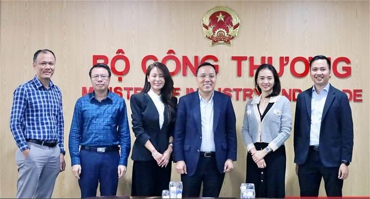 Deputy Minister of Industry and Trade Nguyen Hoang Long (third, right) at a meeting with Vingroup in Hanoi, January 21, 2025. Photo courtesy of Cong Thuong (Industry and Trade) magazine.