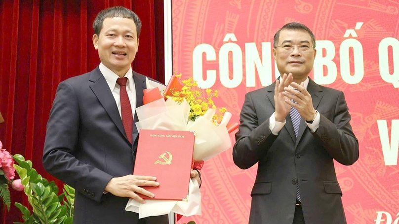 General Vu Hong Van (left), newly-appointed Party chief of Dong Nai province, southern Vietnam, and Le Minh Hung, head of the Central Organizing Committee. Photo courtesy of Dong Nai newspaper.