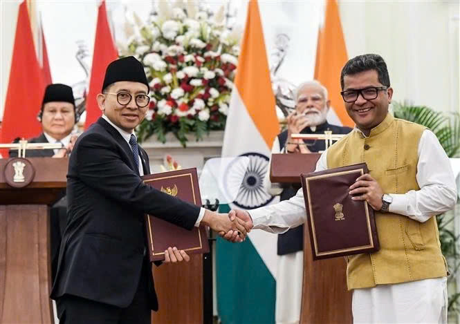 Indonesian President Prabowo Subianto (first from left) and Indian Prime Minister Narendra Modi (second from right) witness the signing of cooperation deals in New Delhi on January 25, 2025. Photo courtesy of ANI/VNA.