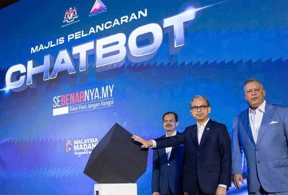 Minister of Communications Fahmi Fadzil launches the Sebenarnya.my Chatbot, known as AIFA, aimed to combat fake news and enable users to check the authenticity of unverified news online. Photo courtesy of AWANI.