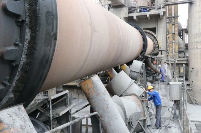 A worker at La Hien cement company in Thai Nguyen province, northern Vietnam. Photo courtesy of VNA.