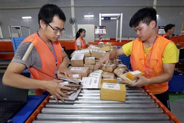 Workers sorting out packages at a delivery company in HCMC. Photo courtesy of Vietnam News Agency.