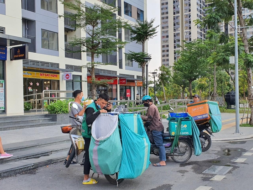 E-commerce couriers in Ho Chi Minh City. Photo courtesy of Thanh Nien (Young People) newspaper.