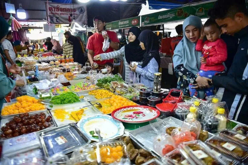  People buy food at a market in Narathiwat province of Thailand. Photo courtesy of AFP/VNA.