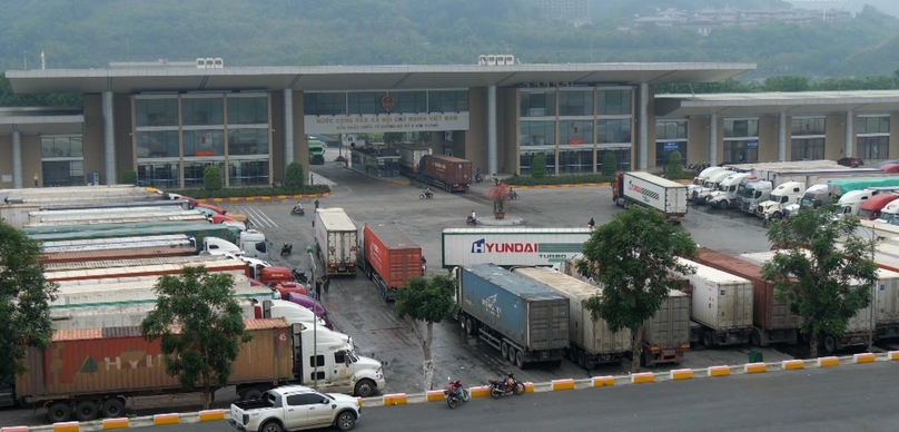 Trucks prepare to export products to China at Kim Thanh border gate, Lao Cai province, northern Vietnam. Photo courtesy of Lao Cai TV.