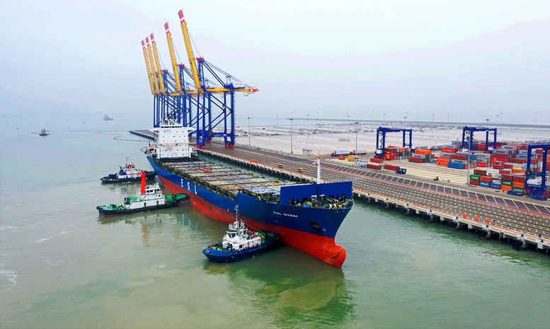 ESL Dubai is the first container ship to dock at Hateco Hai Phong International Container Port, February 7, 2025. Photo courtesy of the government's news portal.