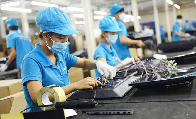 Workers at an electronocs firm in Vietnam. Photo courtesy of the government's news portal.