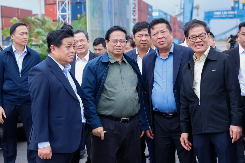 Prime Minister Pham Minh Chinh (front, second, left) listens to an introduction while visiting the Chu Lai seaport in Quang Nam province, central Vietnam. Thaco chairman Tran Ba Duong: front, first, right. Photo courtesy of the government's news portal.