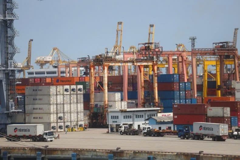 A truck arrives as another departs from Laem Chabang deep-sea port in Chon Buri province. Photo courtesy of Bangkok Post.