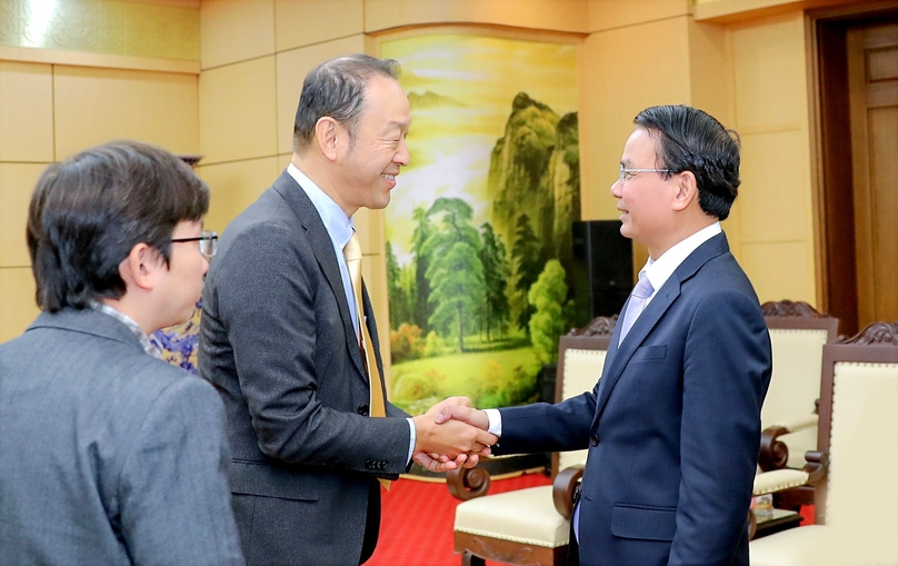 Dang Xuan Phong (right), Secretary of the Party Committee of Vinh Phuc province, hosts Toyota Vietnam's CEO Keita Nakano on February 10, 2025.