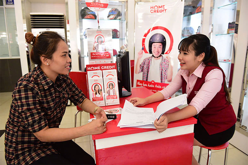 A Home Credit staff member provides loan consultancy to a customer. Photo courtesy of the company.