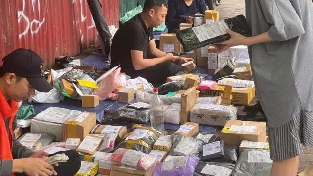  The Vietnamese online shopping and food delivery sector used about 160,000 cardboard boxes and 171,000 tonnes of plastic, mainly single-use plastic, in 2024. Photo courtesy of vneconomy.vn.