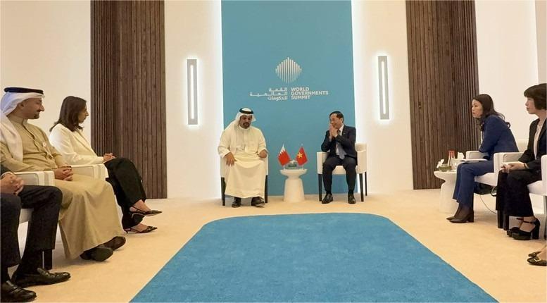 Vietnam's Deputy Prime Minister and Foreign Minister Bui Thanh Son (right) meets with Shaikh Salman bin Khalifa Al Khalifa, Bahrain's Minister of Finance and National Economy. Photo courtesy of the Vietnamese government's news portal.