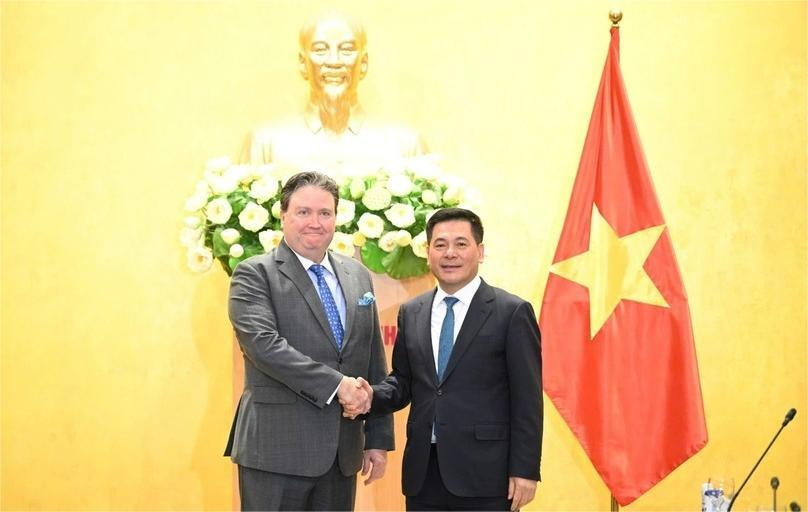 Minister of Industry and Trade Nguyen Hong Dien (right) and U.S. Ambassador to Vietnam Marc Knapper at a meeting in Hanoi on February 12, 2025. Photo courtesy of the ministry.