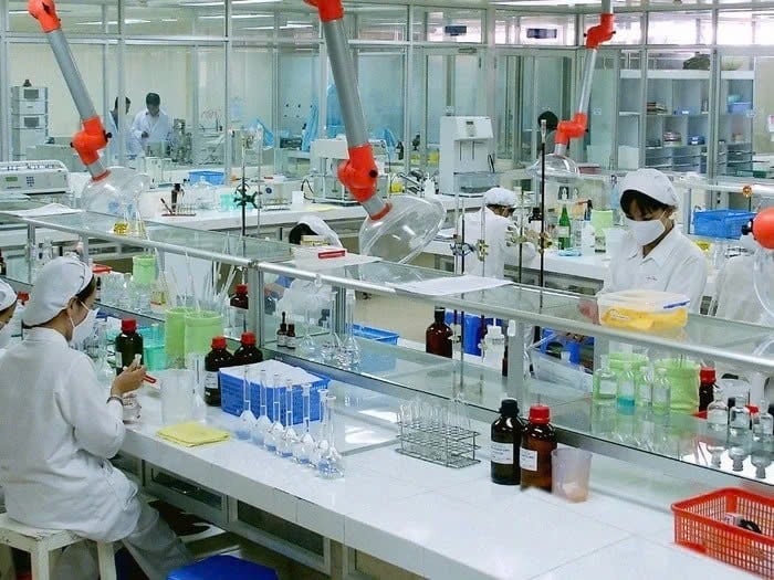 A report from the Drug Administration of Vietnam said the total value of the Vietnamese pharmaceutical market is forecast to reach more than $10 billion by 2026. Photo courtesy of Hanoi Moi (New Hanoi) newspaper.