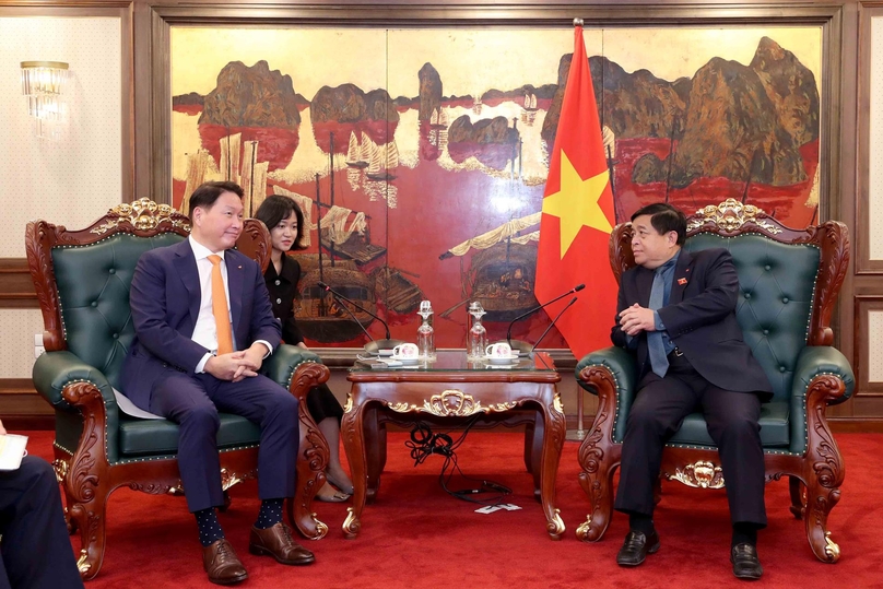 SK Group chairman Chey Tae Won (left) and Minister of Planning and Investment Nguyen Chi Dung at a meeting in Hanoi on February 14, 2025. Photo courtesy of the ministry.