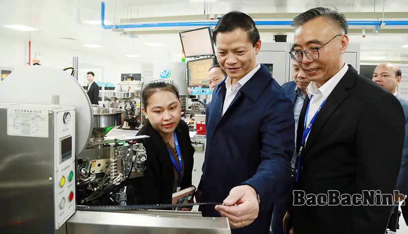 Chairman of the provincial People’s Committee Vuong Quoc Tuan visits Micro Commercial Components Vietnam. Photo courtesys of Bac Ninh newspaper.