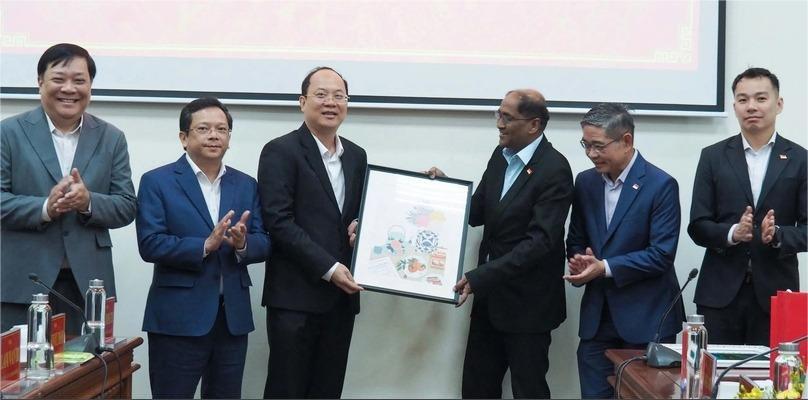 Nguyen Ho Hai (third, left), chief of Ca Mau's Party Committee, and Singaporean Ambassador to Vietnam Jaya Ratnam (third, right) at a meeting in the Mekong Delta province, southern Vietnam, February 17, 2025. Photo courtesy of Thanh Nien (Young People) newspaper.