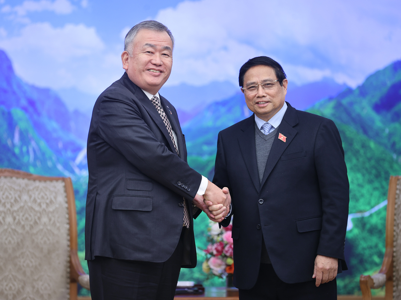 Prime Minister Pham Minh Chinh (right) receives President of Japan's Yamato Holdings Nagao Yutaka in Hanoi on February 17, 2025. Photo courtesy of the government's news portal.