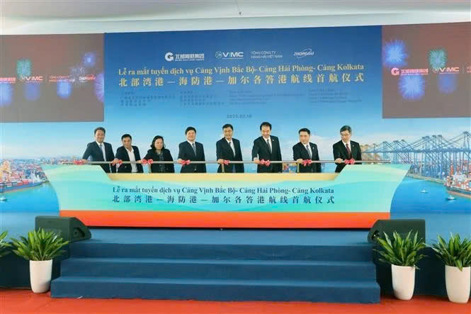 Delegates mark the launch of the new shipping route on February 18, 2025. Photo courtesy of Vietnam News Agency.