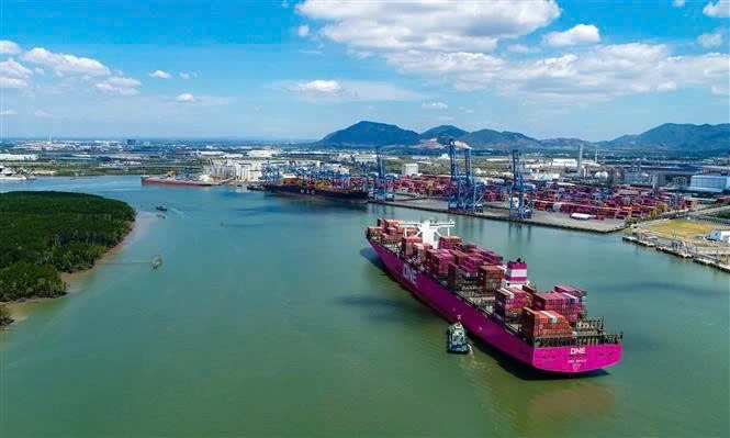 The ONE EAGLE vessel is part of a new service route operated by the Premier Alliance at Tan Cang-Cai Mep International Terminal. Photo courtesy of Vietnam News Agency.