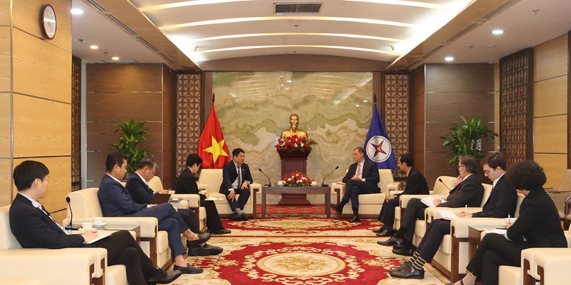 EVN general director Nguyen Anh Tuan (left, center) at a meeting with a French Embassy delegation in Hanoi on February 17, 2025. Photo courtesy of EVN.