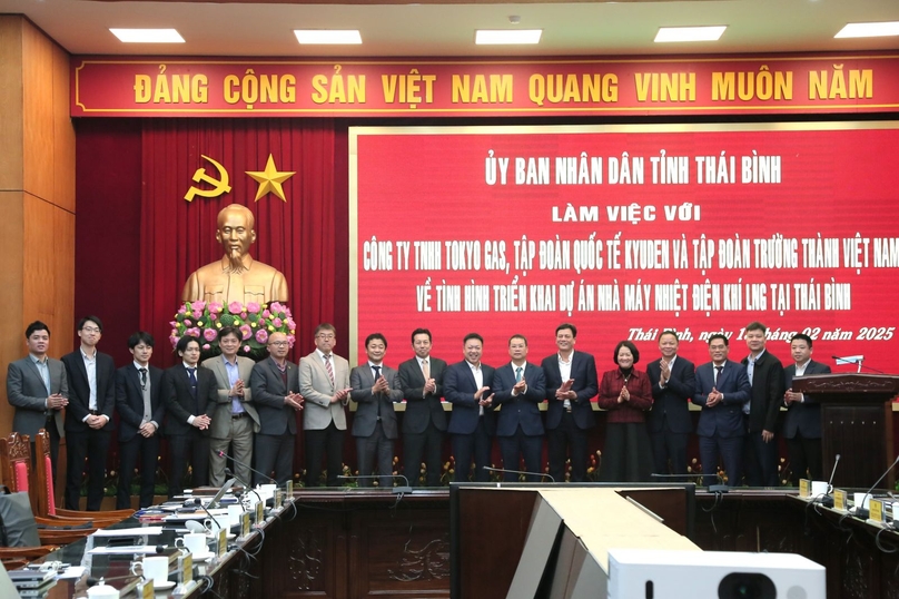 Delegations of Thai Binh People's Committee, Tokyo Gas, Kyuden, and Truong Thanh Vietnam at a meeting in Thai Binh province, February 17, 2025. Photo courtesy of Thai Binh news portal.