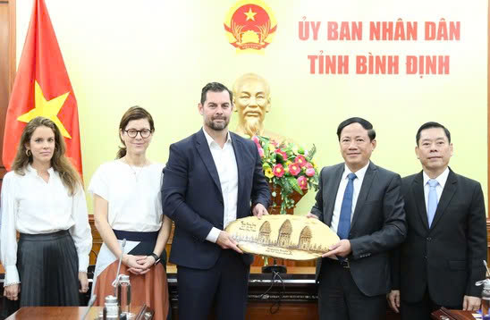 Chairman of Binh Dinh province People’s Committee Pham Anh Tuan presents a souvenir to Tim King, operations director at Syre. Photo courtesy of Binh Dinh newspaper.