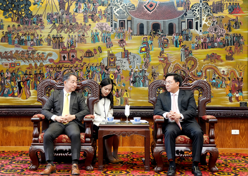 Vinh Phuc Chairman Tran Duy Dong (right) and Sumitomo representative Takashi Yanai at a meeting in the province, northern Vietnam, February 18, 2025. Photo courtesy of Vinh Phuc newspaper.