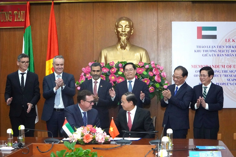 Glen Hilton (left, front), Asia Pacific CEO & managing director at DP World, and Ba Ria-Vung Tau Chairman Nguyen Van Tho (right, front) sign an MoU in Ba Ria-Vung Tau province, southern Vietnam, February 18, 2025. Photo courtesy of Ba Ria-Vung Tau newspaper.