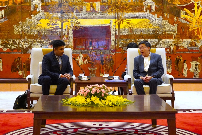 Hanoi's Vice Chairman Duong Duc Tuan (right) and Narayan Vernekar, head of business development-special projects at L&T, at a meeting in Hanoi on February 21, 2025. Photo courtesy of Kinh Te & Do Thi (Economics & Urban) newspaper.