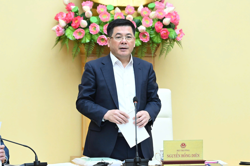 Minister of Industry and Trade Nguyen Hong Dien chairs a meeting on building Lao Cai-Vinh Yen power line in Hanoi, February 21, 2025. Photo courtesy of Cong Thuong (Industry & Trade) newspaper.