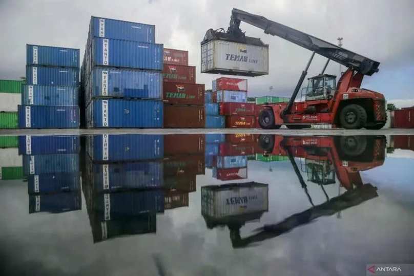 Workers use heavy equipment when loading and unloading containers at Ahmad Yani Port, Ternate, North Maluku. Photo courtesy of Antara.