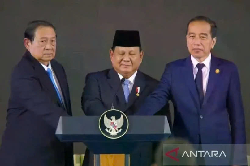 President Prabowo Subianto (center), along with former presidents Joko Widodo (right) and Susilo Bambang Yudhoyono (left), pressing the button to officially launch Indonesia's sovereign wealth fund, Danantara, during the launching ceremony at the Presidential Palace complex in Jakarta on February 24. Photo courtesy of Antara.