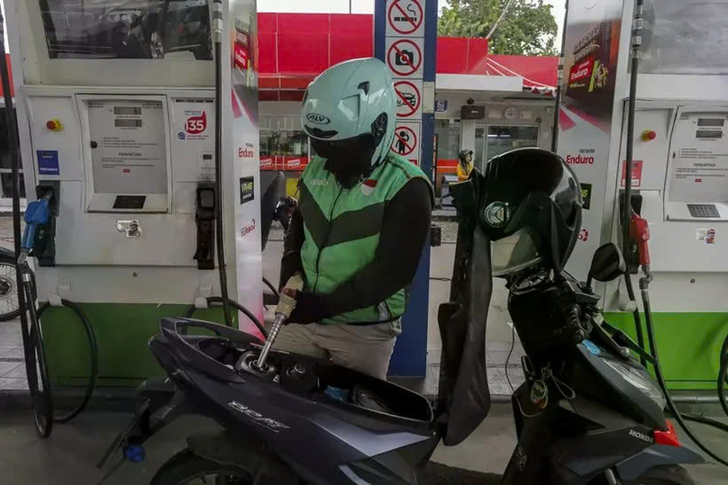 A ride-hailing driver fills up his tank using a subsidized fuel at a gas station in Banten on November 29, 2024. Photo courtesy of Antara/Angga Budhiyanto.